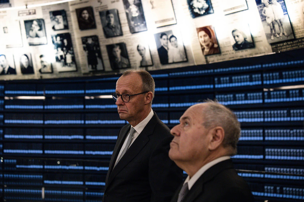 Dani Dayan, Leiter der Holocaust-Gedenkstätte Yad Vashem, führt Bundeskanzler Friedrich Merz durch die „Halle der Namen“ in Jerusalem am 7. Dezember 2025: Wenige Monate später steht Dayan auf der „Staatsfeinde“-Liste der Ukraine und der Bundeskanzler schweigt.