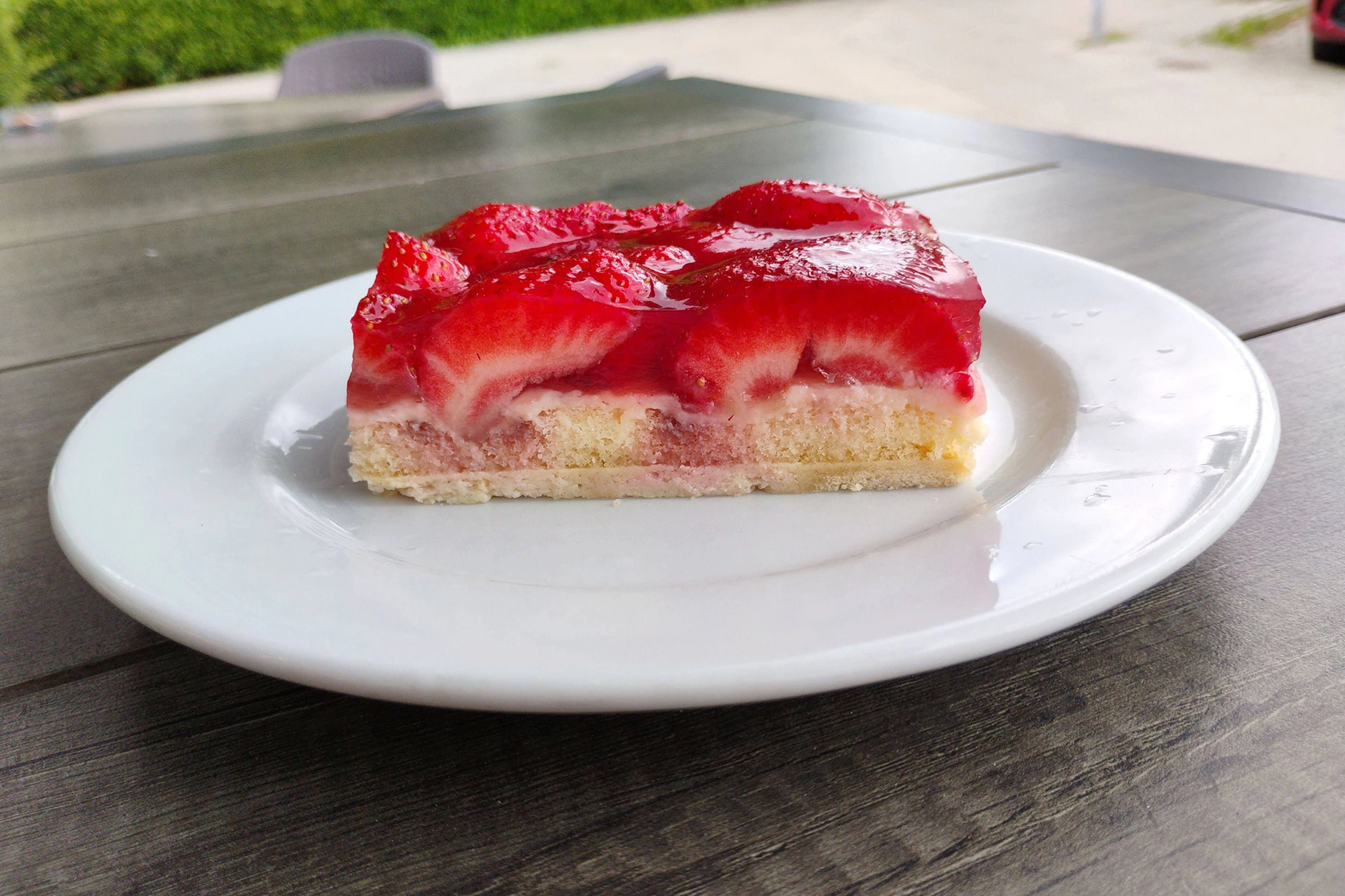 Am Samstag können Sie sich für eine kleine Spende ein Stück Erdbeerschnitte am Humboldt-Forum abholen (Symbolbild).