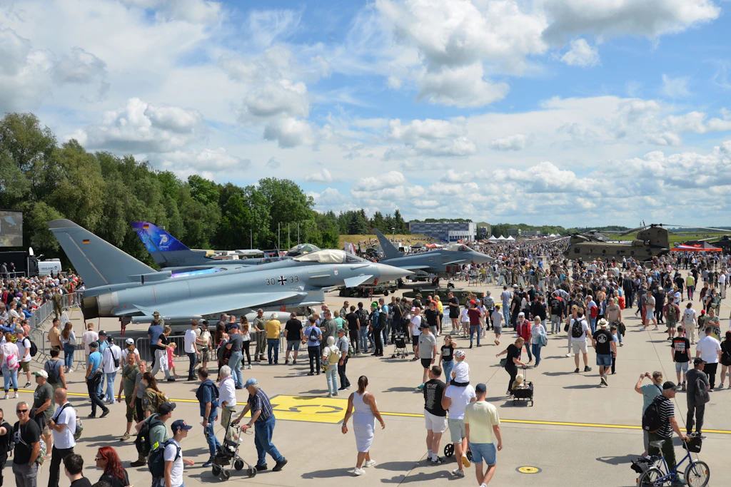 Besucheransturm beim Tag der Bundeswehr auf dem sonst streng abgeschirmten Fliegerhorst Laage, wo Eurofighter-Piloten ausgebildet werden.