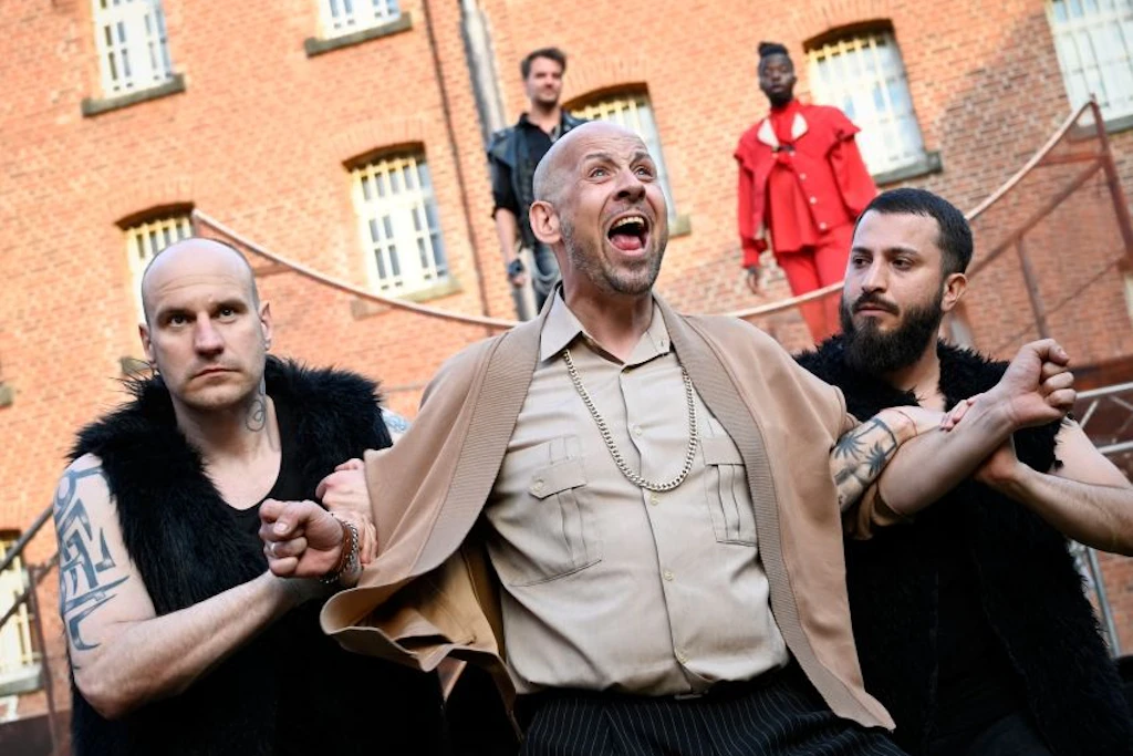 Caligulas Wachen schnappen sich einen Patrizier beim Gefangenentheater in der JVA Tegel.