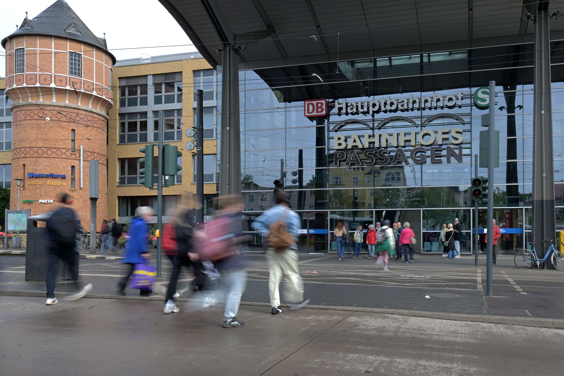 Während der Bombenentschärfung bleibt der Potsdamer Hauptbahnhof zeitweise dicht – Tausende Pendler müssen umplanen und auf Babelsberg ausweichen.