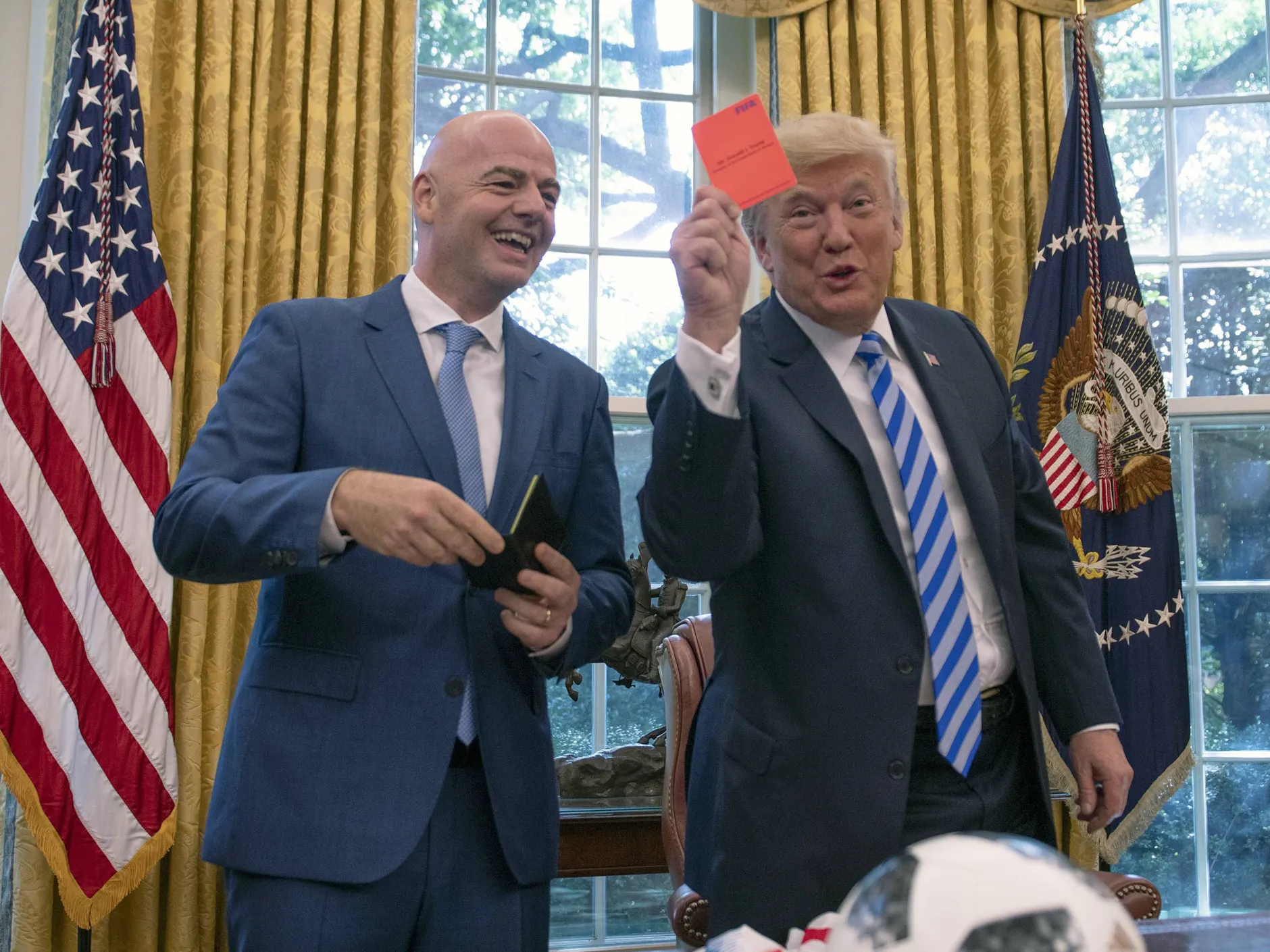 Zwei Freunde, die sich verstehen: US-Präsident Donald Trump und Fifa-Boss Gianni Infantino. Trumps Sicherheitsbehörden verteilen Rote Karten bei der Einreise, auch an WM-Schiedsrichter.