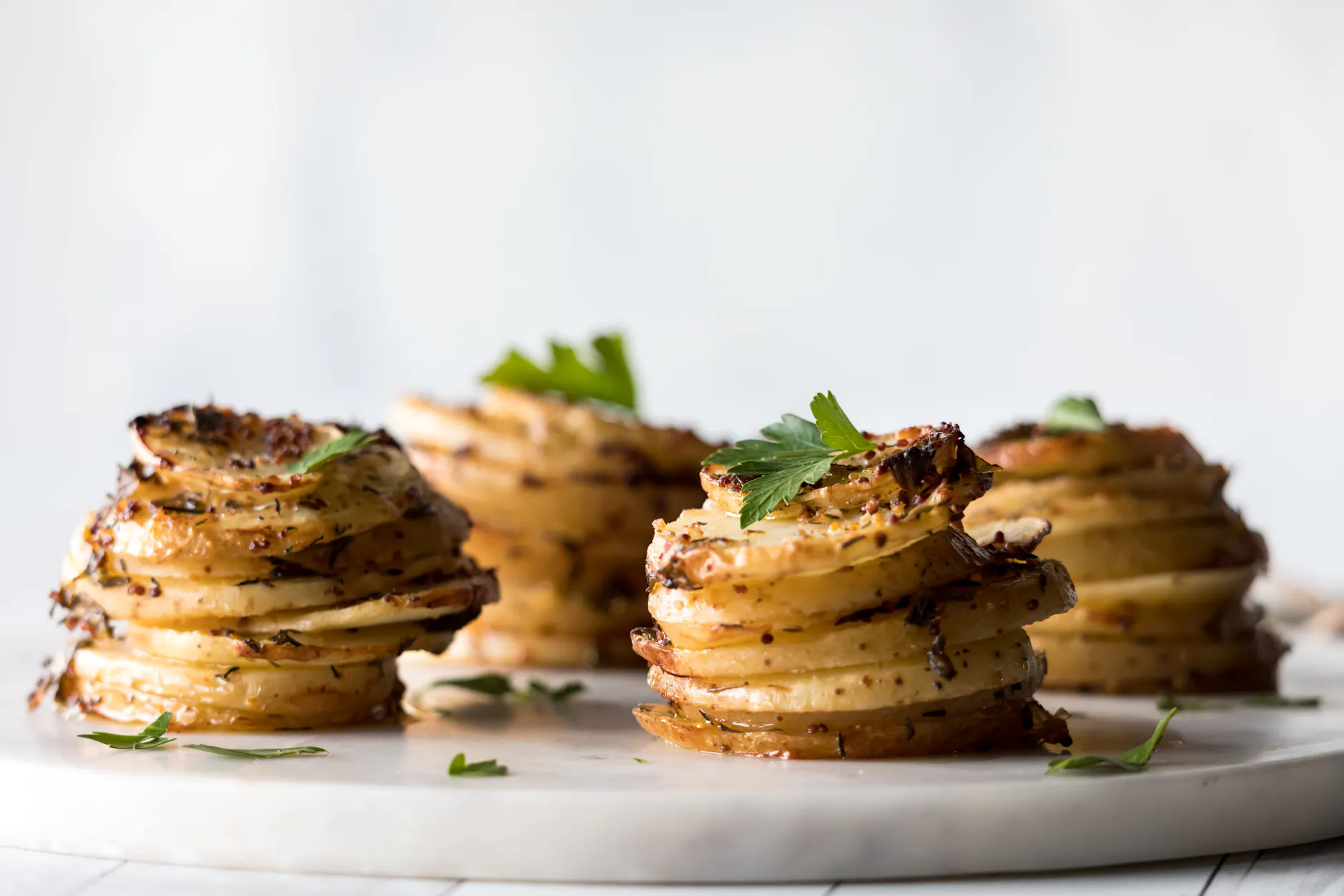 Fertige Potato Stacks: Innen weich und außen knusprig müssen sie sein, dazu überzeugt der Geschmack von Knoblauch und Parmesan. Lecker!