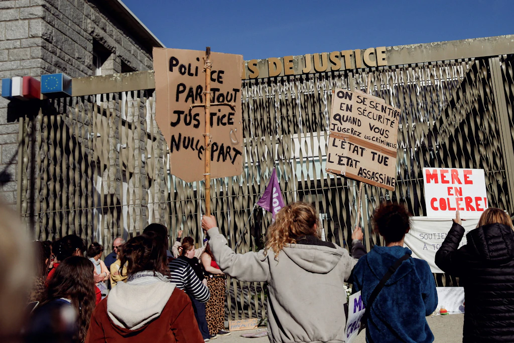 In Lorient demonstrieren Menschen für die ermordete Lyhanna und alle Opfer sexueller Gewalt. Vor Gerichten in ganz Frankreich gab es zeitgleich Proteste.