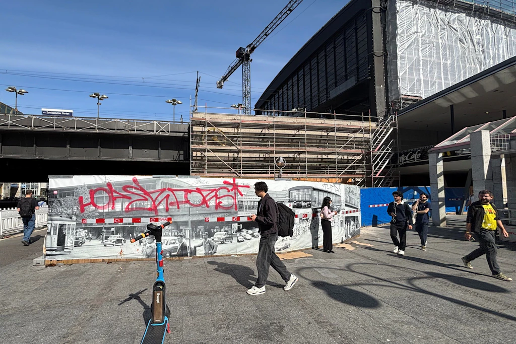 Bauzäune, Sperrungen, Umwege: Seit sieben Jahren wird am Bahnhof Zoologischer Garten gebaut. Dabei ist er ein wichtiger Knotenpunkt.