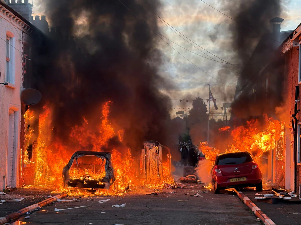 Belfast: Anti-Migrations-Krawalle nach Messerattacke – Häuser brennen, Familien fliehen