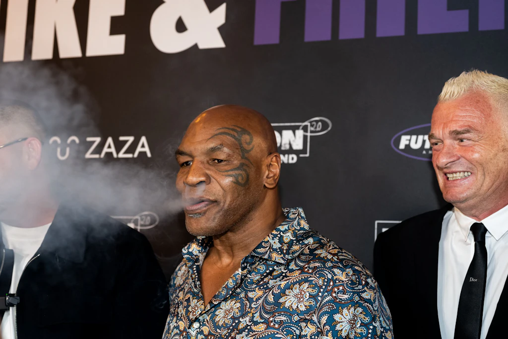 Mike Tyson vor dem Bellucci in Wilmersdorf: Er pustet Rauch aus und verschwindet wenig später hinter Securitys im Restaurant.