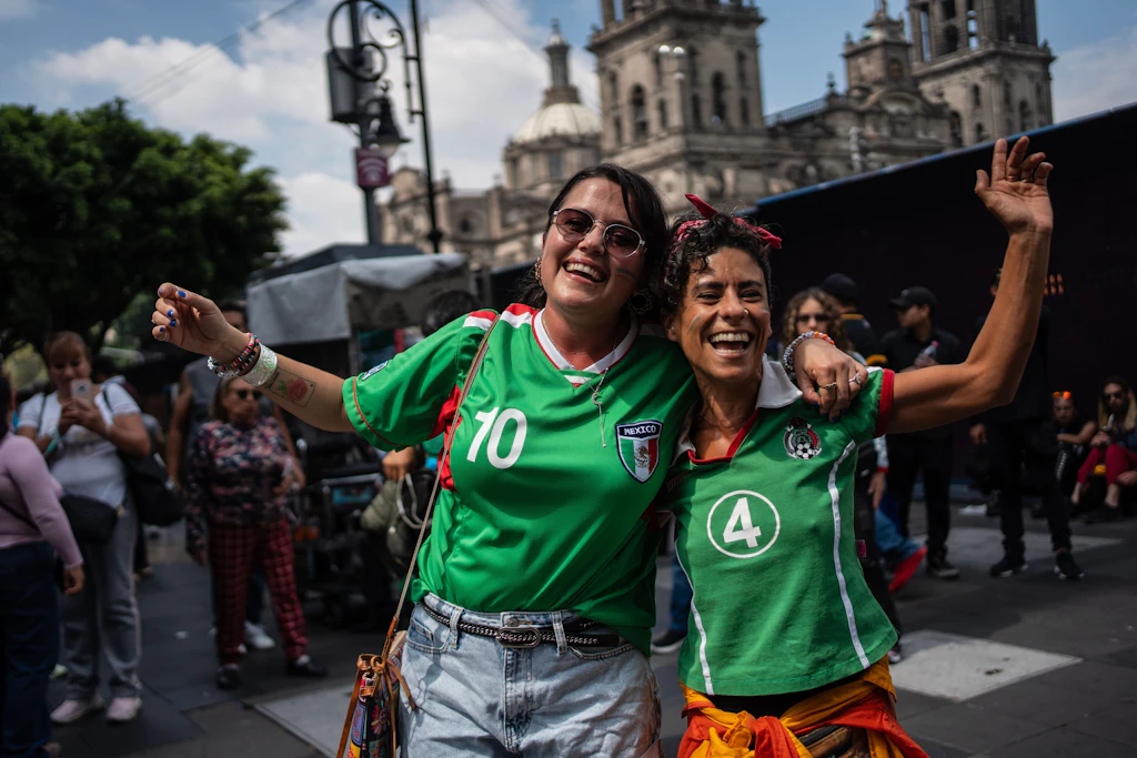 Mexikanische Fußballfans posieren für ein Foto in der Nähe des Fifa-Fan-Festivals im historischen Zentrum von Mexiko-Stadt.