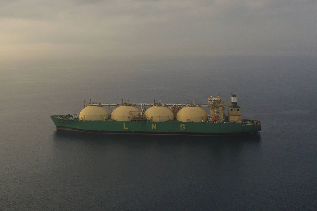 CREA-Experte Isaac Levi hält ukrainische Angriffe auf russische LNG-Tanker für politisch riskant, da viele von ihnen von westlichen Reedereien betrieben werden.