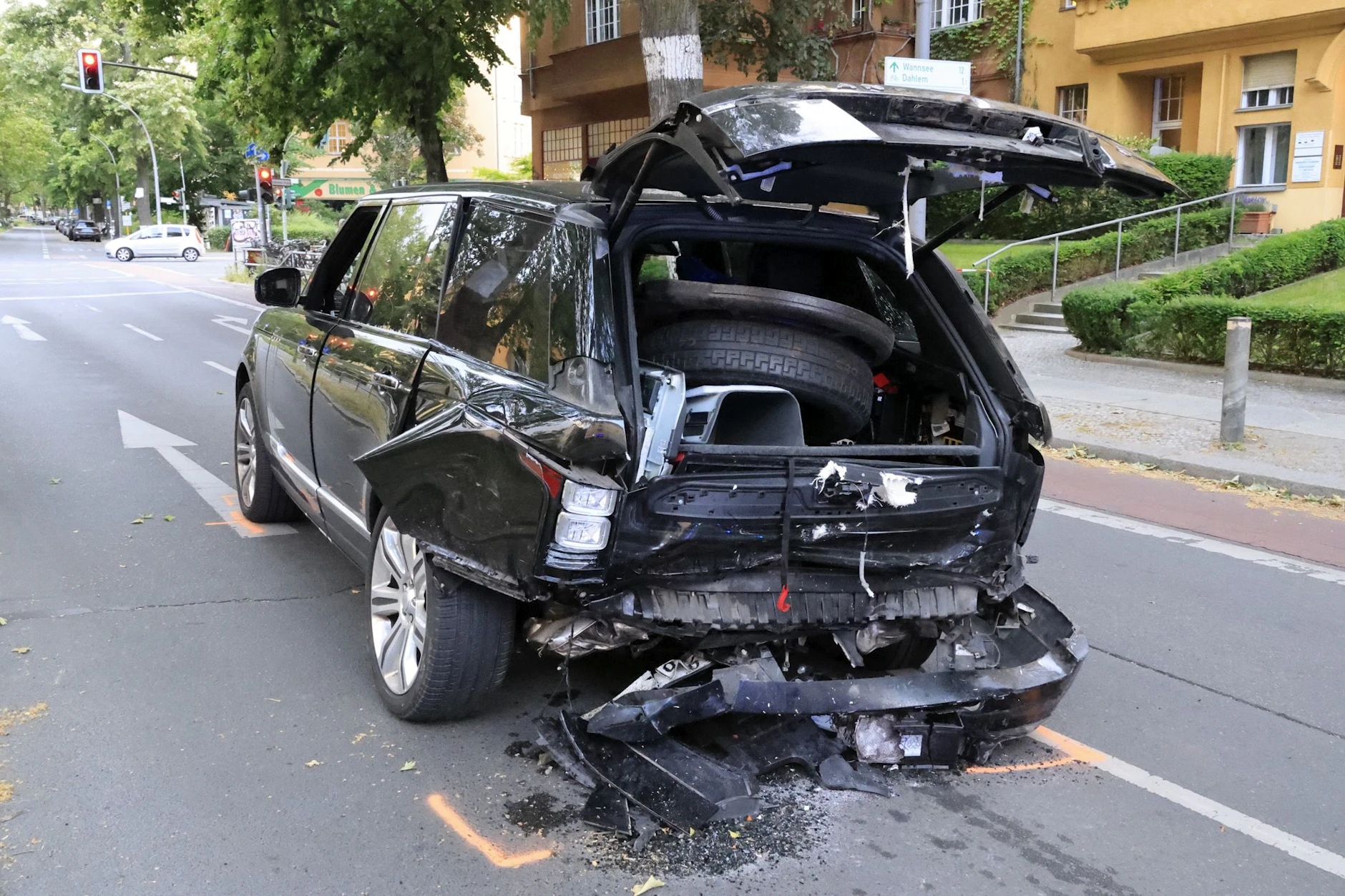Sicher gebaut: Der SUV hat verhältnismäßig wenig abbekommen.