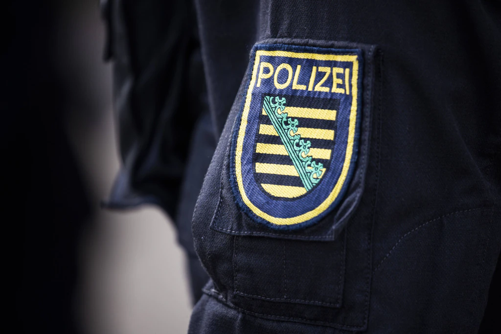 Wappen der Polizei Sachsen auf dem Ärmel der Dienstkleidung eines Polizisten