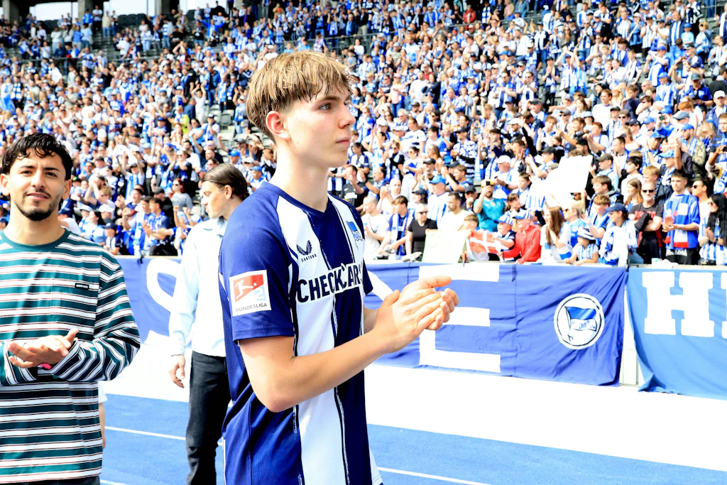 So verabschiedete sich Kennet Eichhorn bei seinem letzten Heimspiel gegen Fürth (2:19 von den Hertha-Fans in der Ostkurve des Olympiastadions.