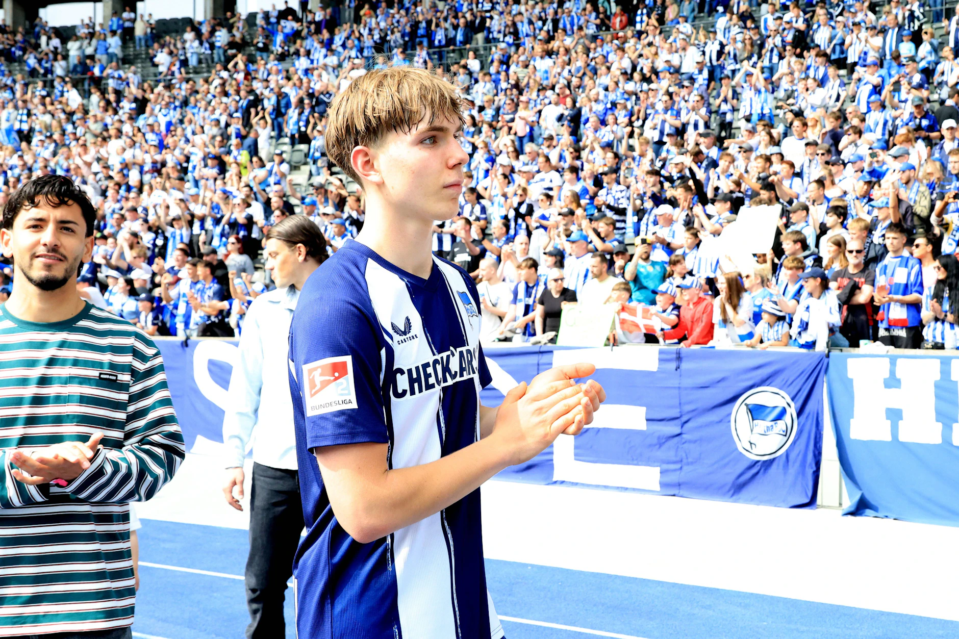 So verabschiedete sich Kennet Eichhorn bei seinem letzten Heimspiel gegen Fürth (2:19 von den Hertha-Fans in der Ostkurve des Olympiastadions.