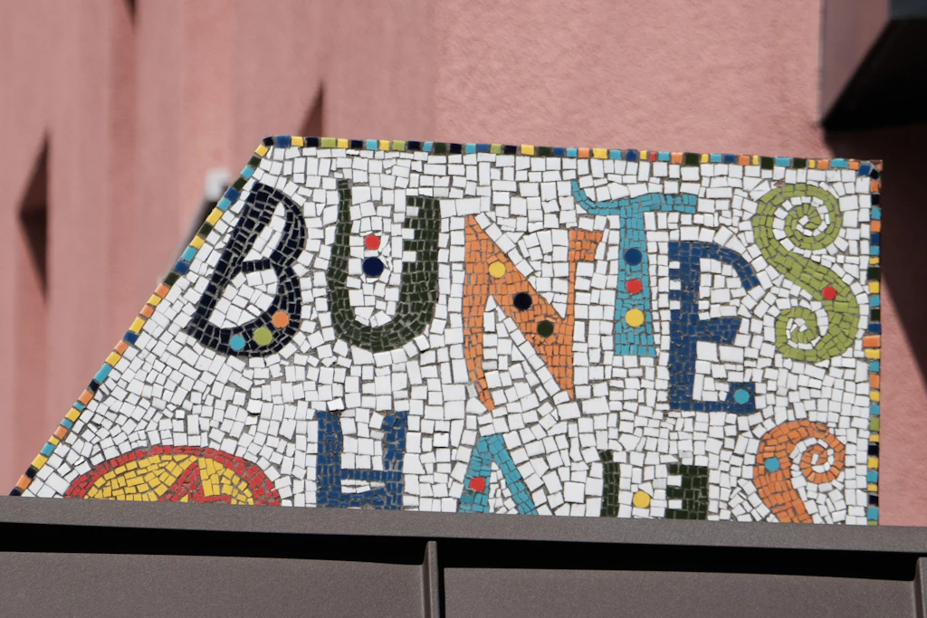 Schild des Mehrgenerationenhauses in Berlin-Hellersdorf.