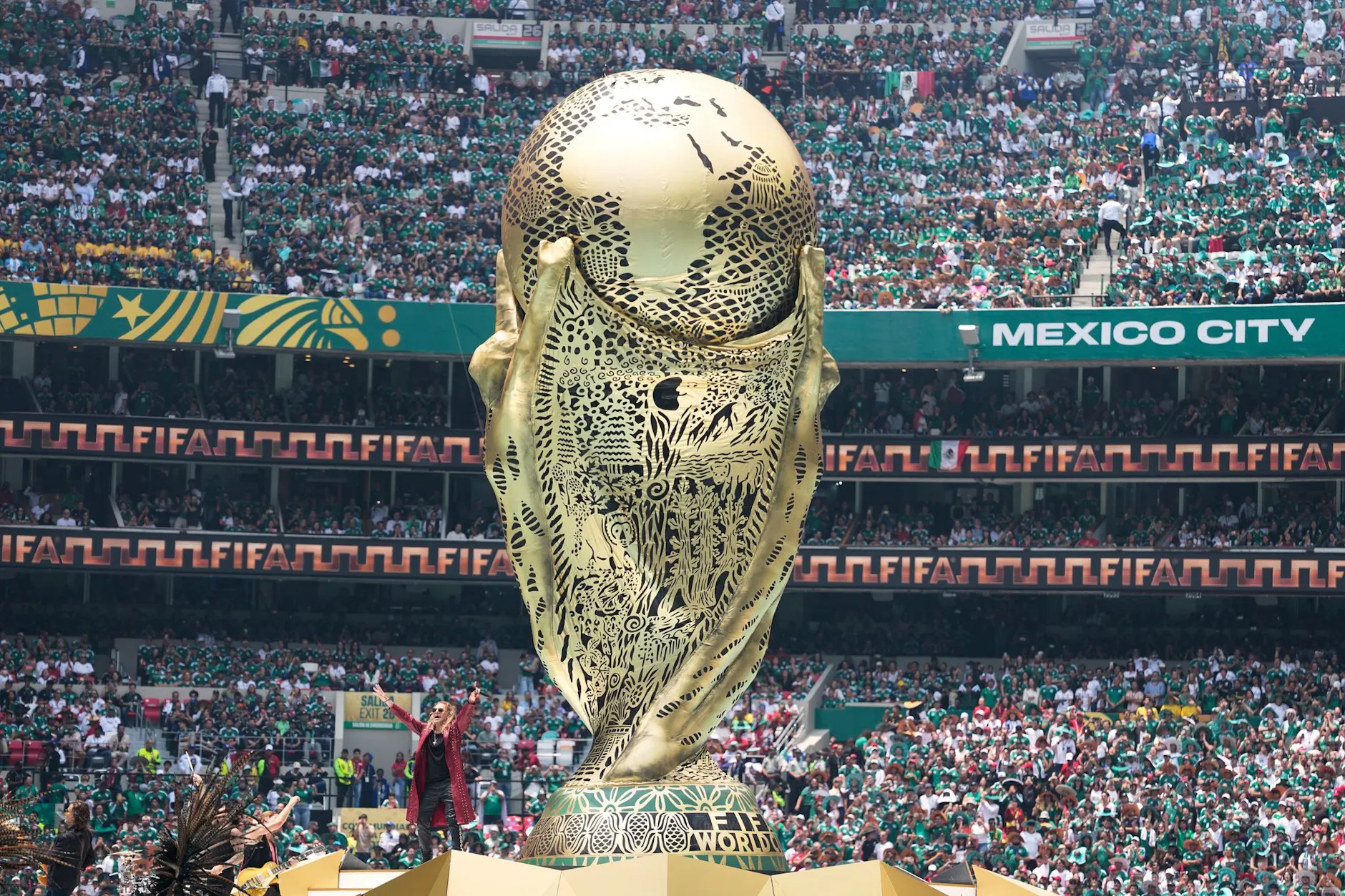 Bei der Eröffnungsfeier zur WM wurde auch ein riesiger WM-Pokal enthüllt.