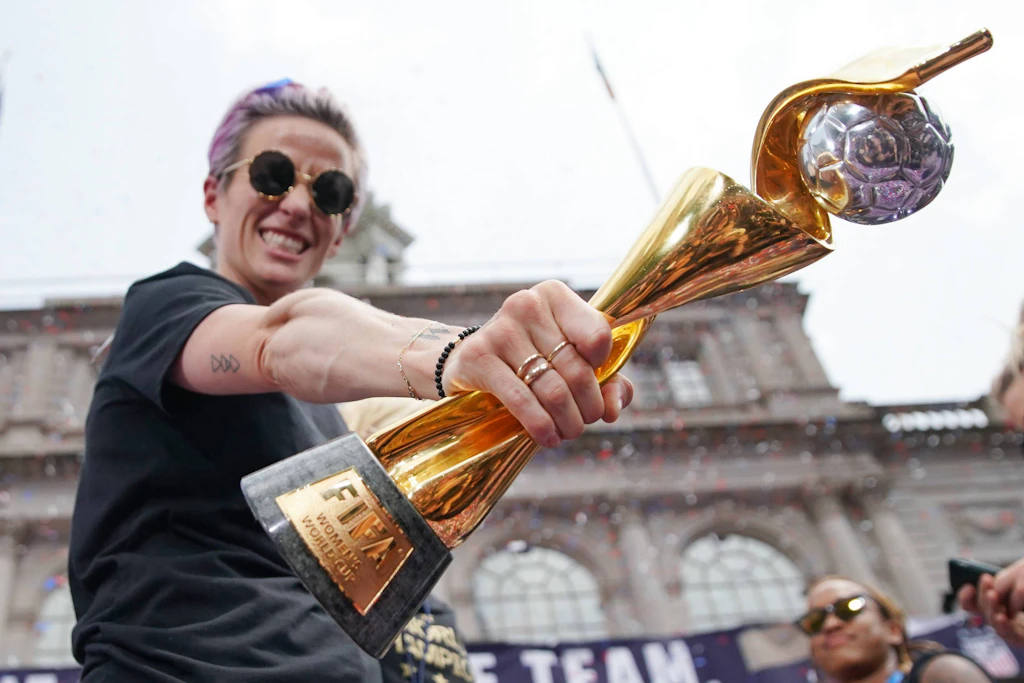 US-Team feiert WM-Titel 2019: Rapinoe mit Trophäe bei Parade in New York
