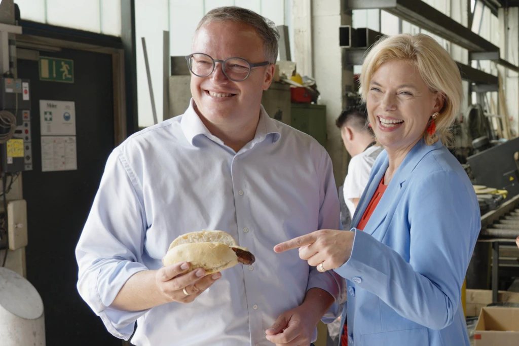 Wahlkampf mit Wurst und Unterstützung von Bundesebene. CDU-Landeschef Mario Voigt und Julia Klöckner.