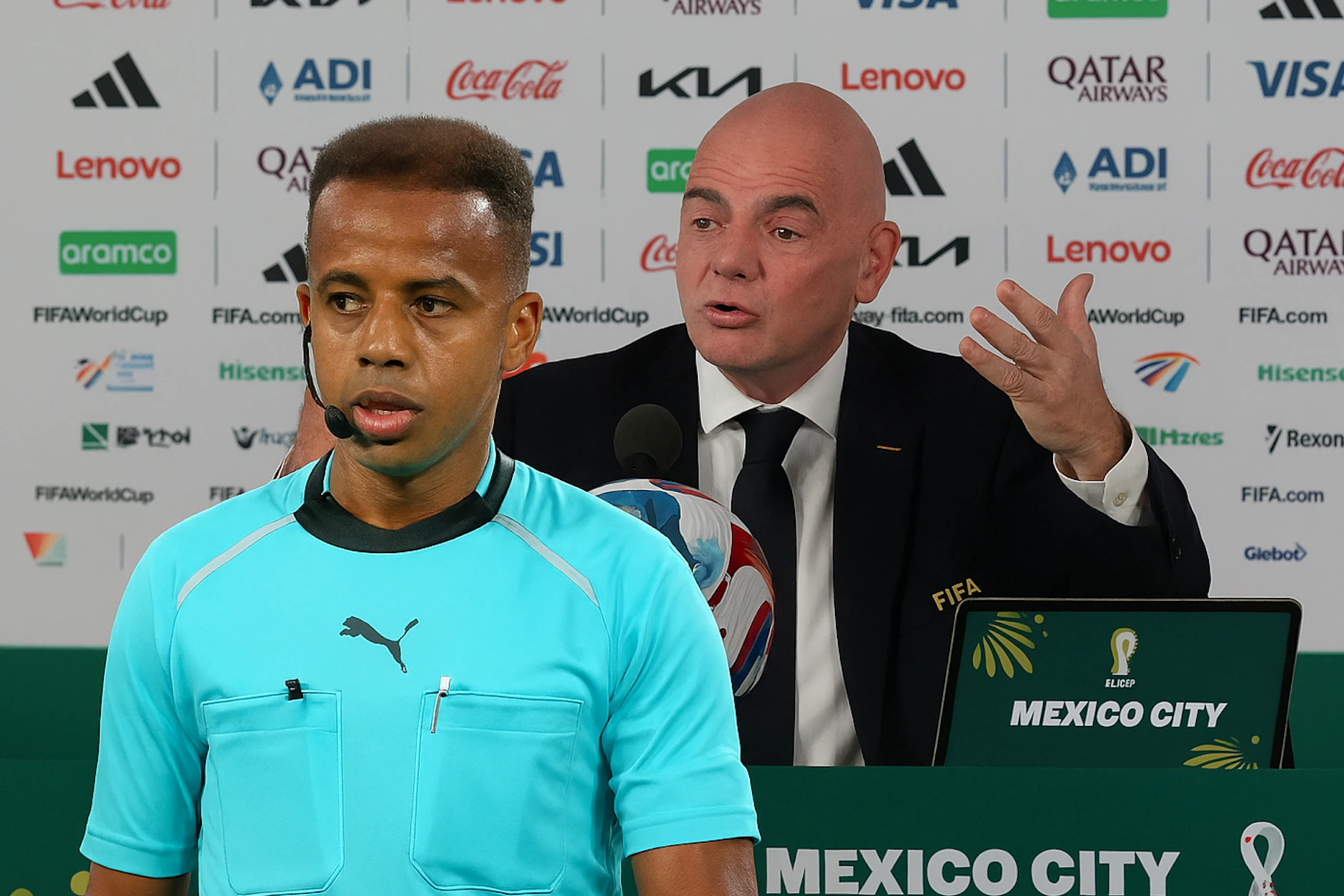 Fifa-Präsident Gianni Infantino nahm jetzt zum WM-Skandal um den ausgewiesenen somalischen Schiedsrichter Omar Artan (l.) Stellung.