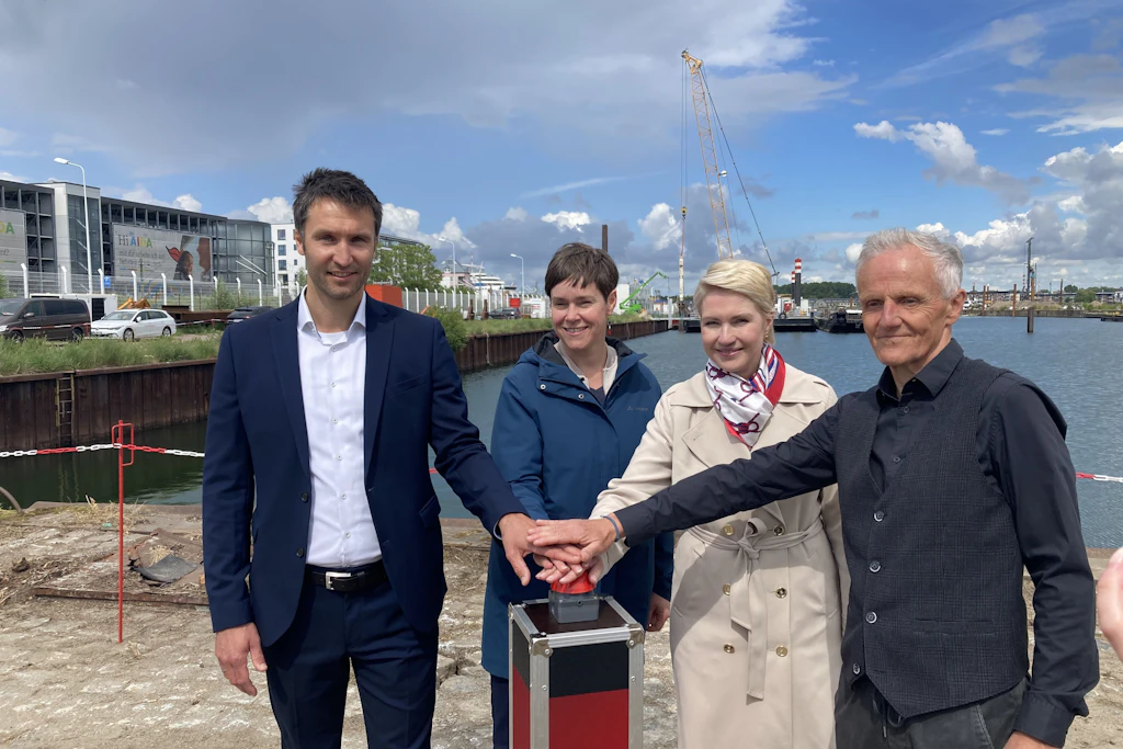 Mit dem symbolischen Drücken des Buzzers setzten Ralf Mertz von der Züblin AG, Ministerpräsidentin Manuela Schwesig, Rostocks Oberbürgermeisterin Eva-Maria Kröger und Falk Zachau (v. r.) den ersten Rammschlag für den maritimen Gewerbepark in Warnemünde in Bewegung.