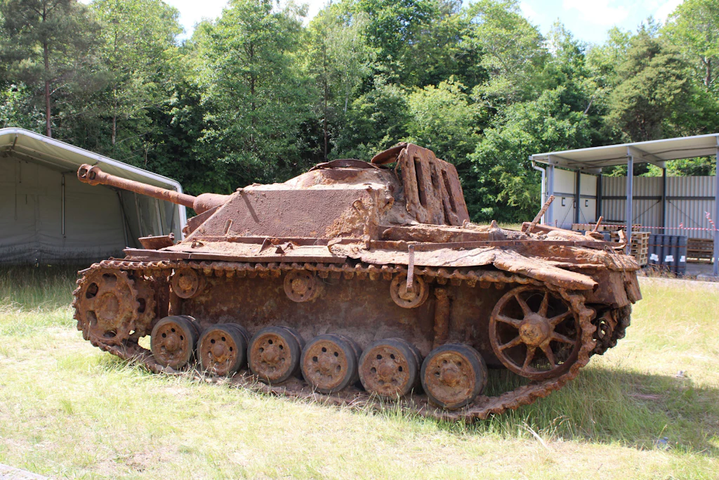 Rost hat ein Sturmgeschütz III der deutschen Wehrmacht aus dem 2. Weltkrieg überzogen. Bauarbeiter hatten den Panzer der Wehrmacht zufällig auf dem Marineflugplatz Nordholz (Landkreis Cuxhaven) entdeckt.