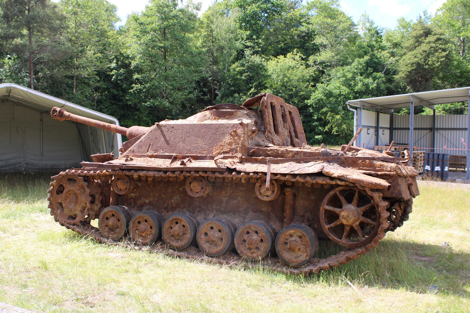 Rost hat ein Sturmgeschütz III der deutschen Wehrmacht aus dem 2. Weltkrieg überzogen. Bauarbeiter hatten den Panzer der Wehrmacht zufällig auf dem Marineflugplatz Nordholz (Landkreis Cuxhaven) entdeckt.