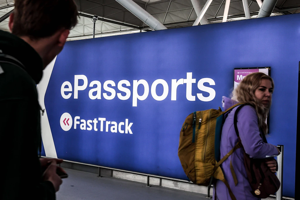 London-Stansted: Passagiere an der Passkontrolle
