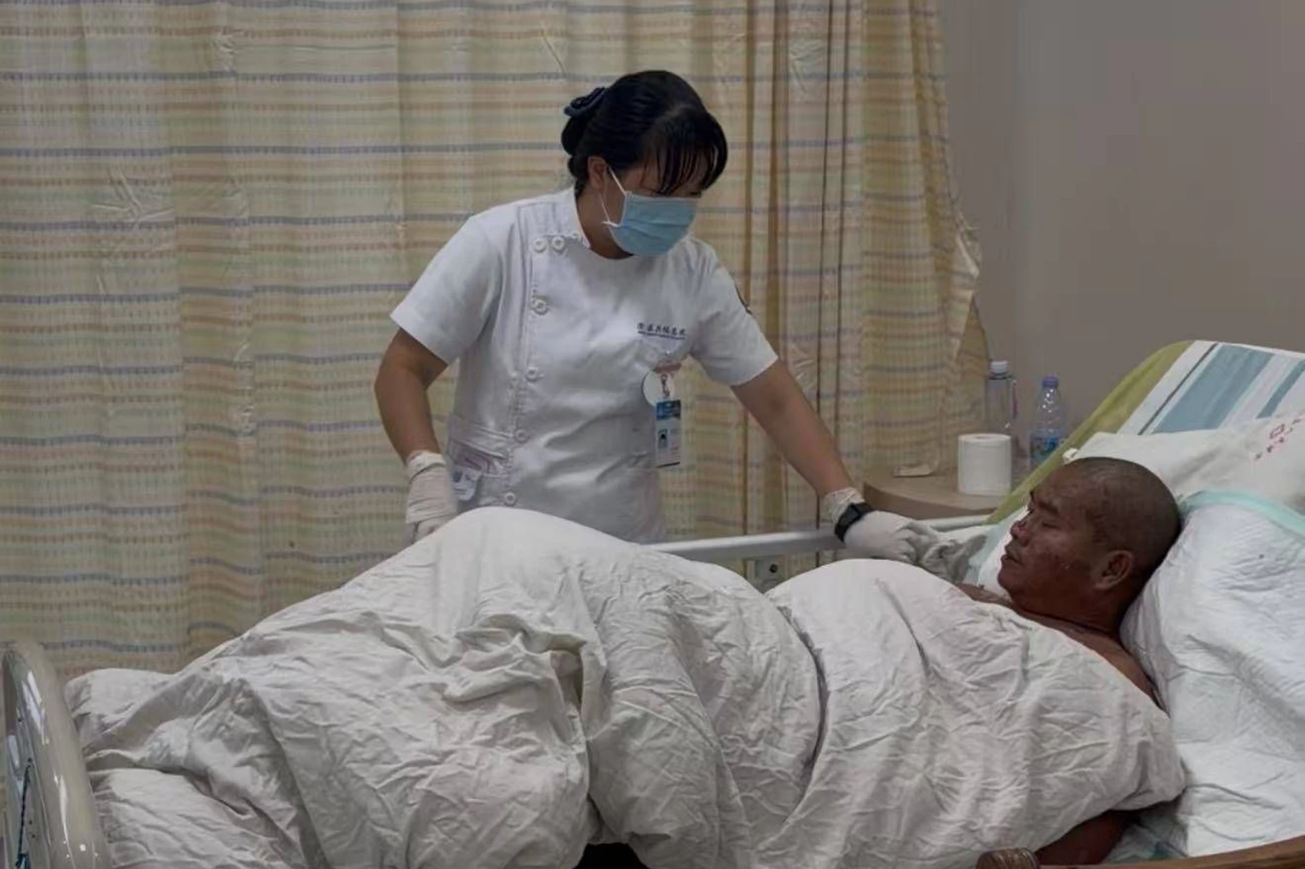 Qin Jianping nach seiner REttung im Krankenhaus in der Provinz Hainan.