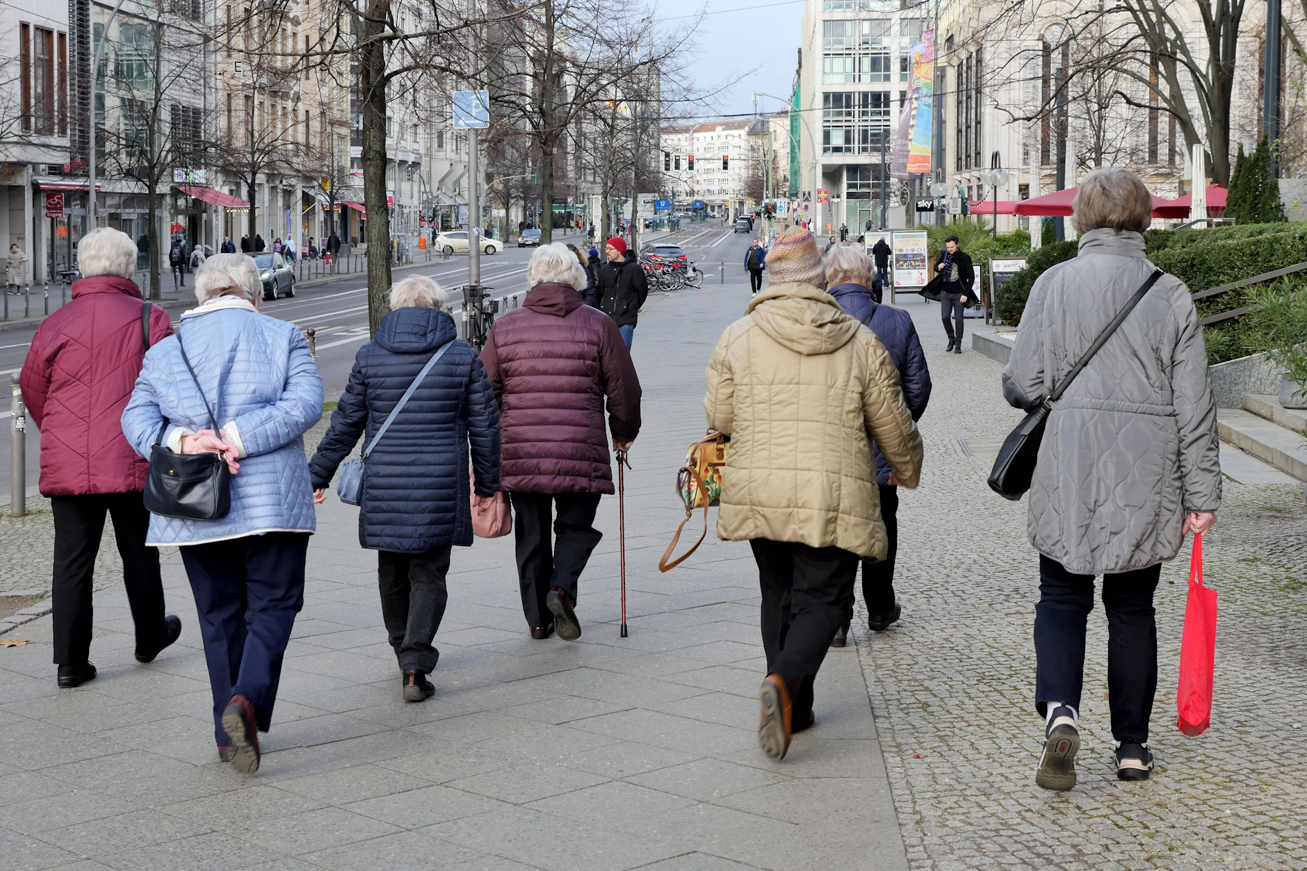 Berliner Senioren warten je nach Bezirk überdurchschnittlich lange auf ihre Hilfe zur Pflege (Symbolbild).
