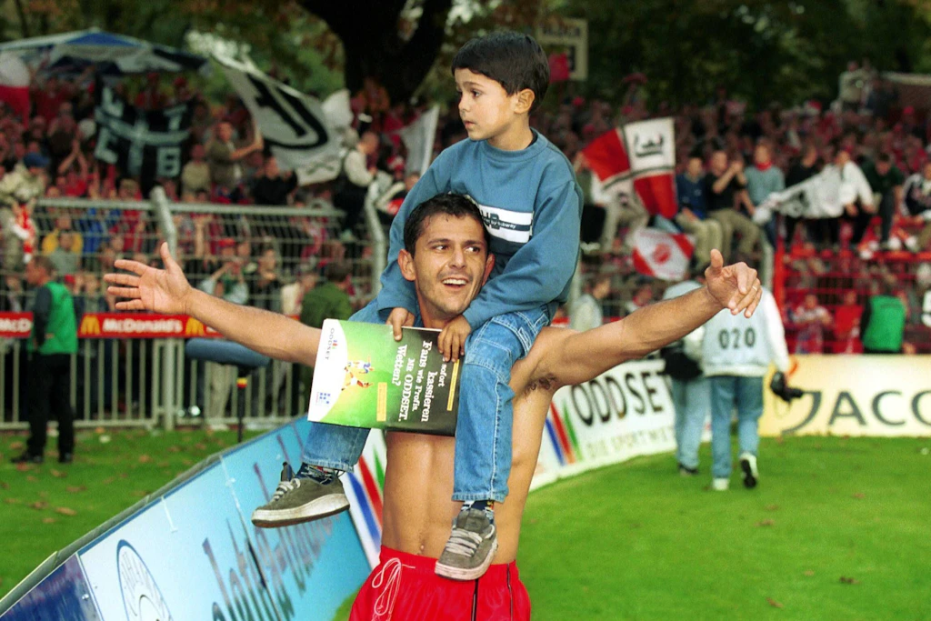 Franklin Bitencourt (Cottbus) freut sich mit seinem Sohn Leonardo