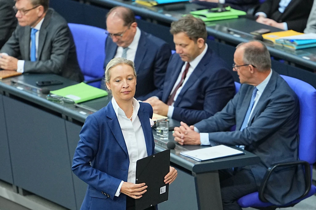 Die AfD um ihre Vorsitzende Alice Weidel zieht den Regierungsparteien Union und SPD in den Umfragen davon.