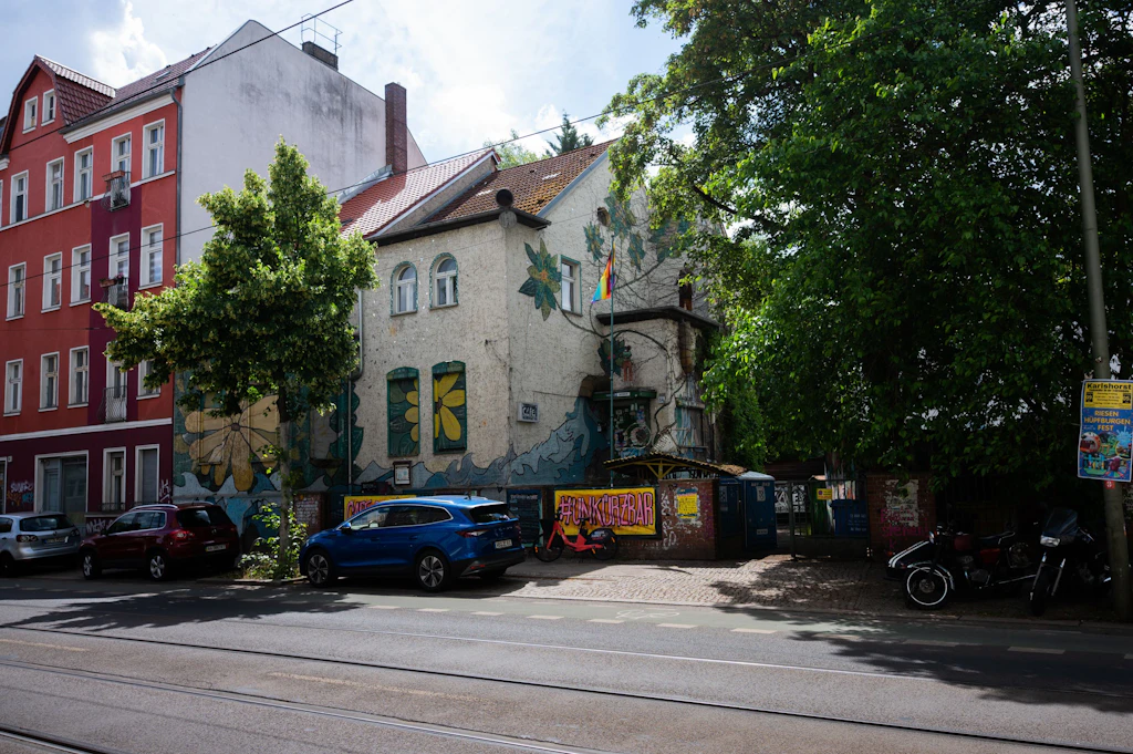 Brandanschlag auf CAFE Köpenick – Pride-Flagge als Zündmaterial missbraucht