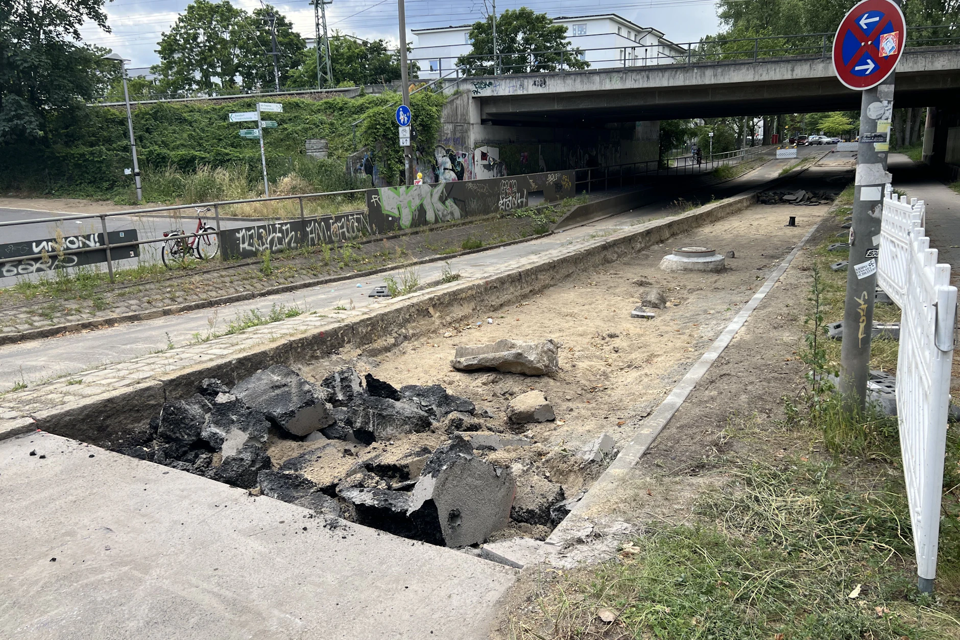 Hier platzte im März das Rohr, nun muss die Straße noch asphaltiert werden,