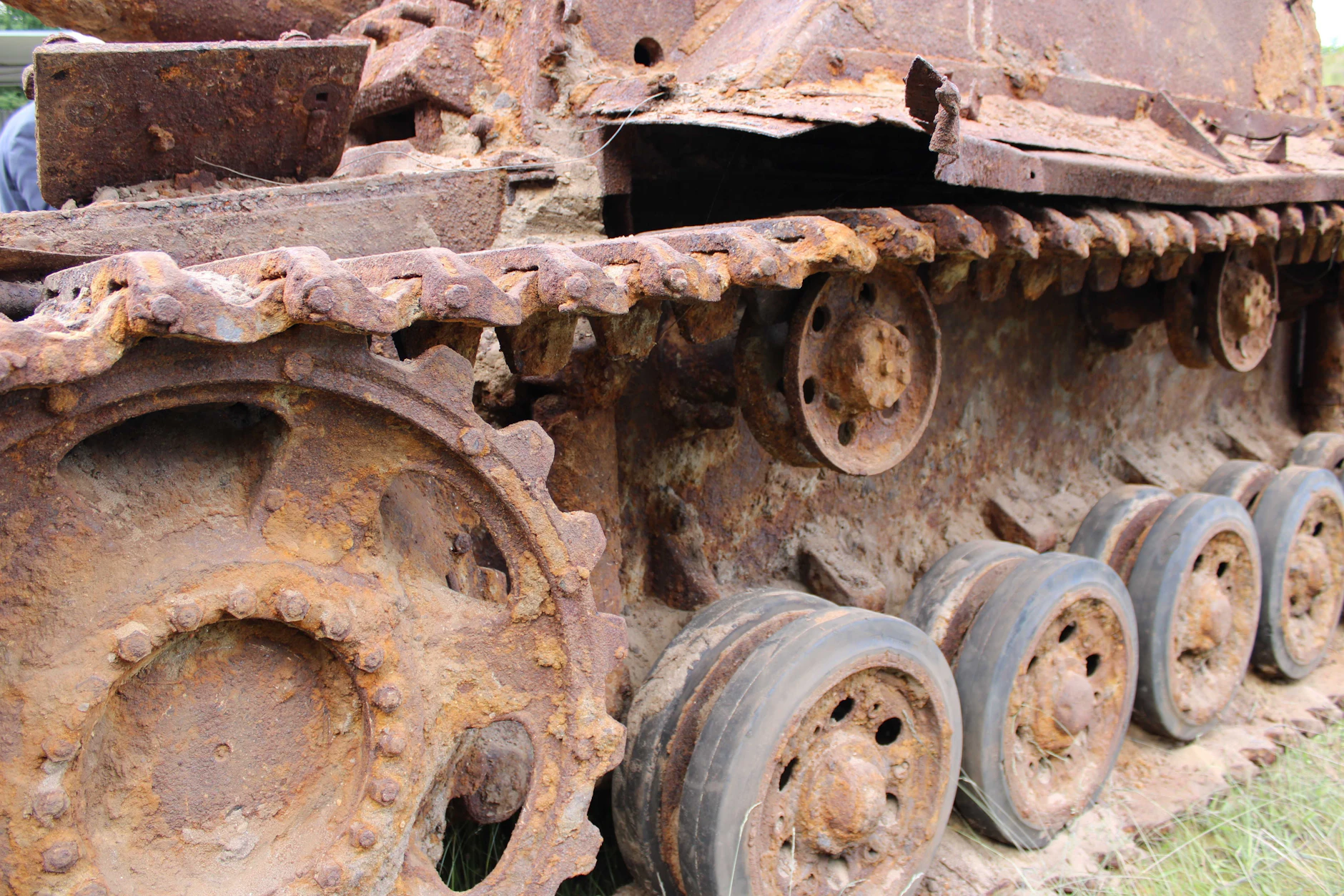 Rost hat ein Sturmgeschütz III der deutschen Wehrmacht aus dem 2. Weltkrieg überzogen.