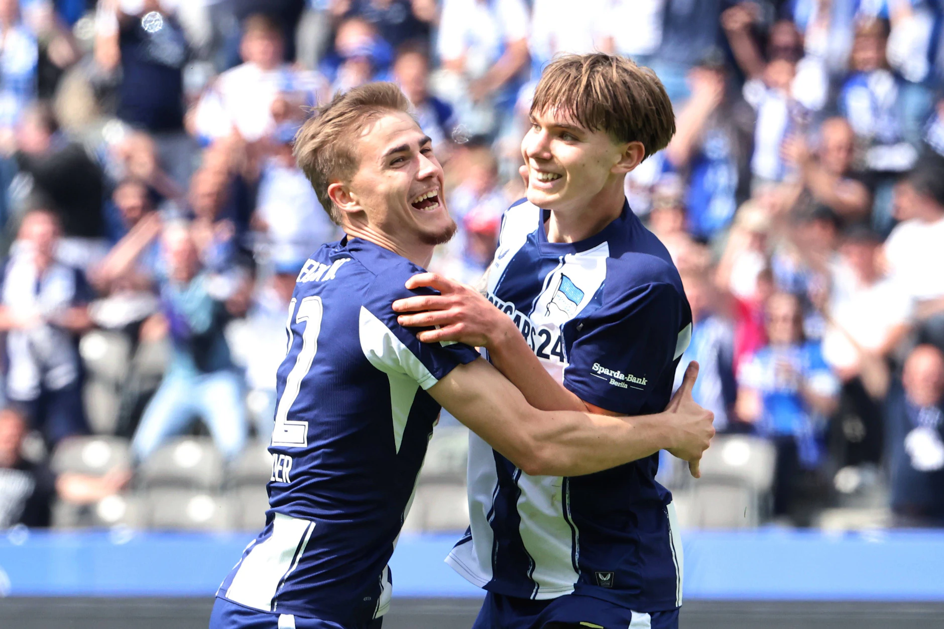 Herthas Kennet Eichhorn jubelt nach seinem ersten Liga-Tor zum 1:0 gegen Fürth mit Marten Winkler.