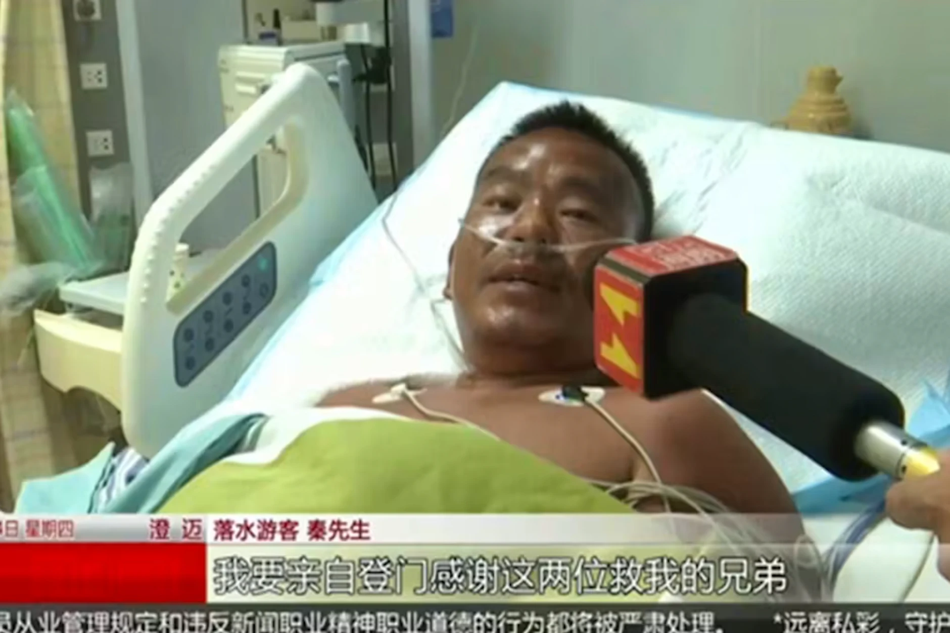 Qin Jianping (39) wird nach seiner Rettung im Krankenhaus interviewt.
