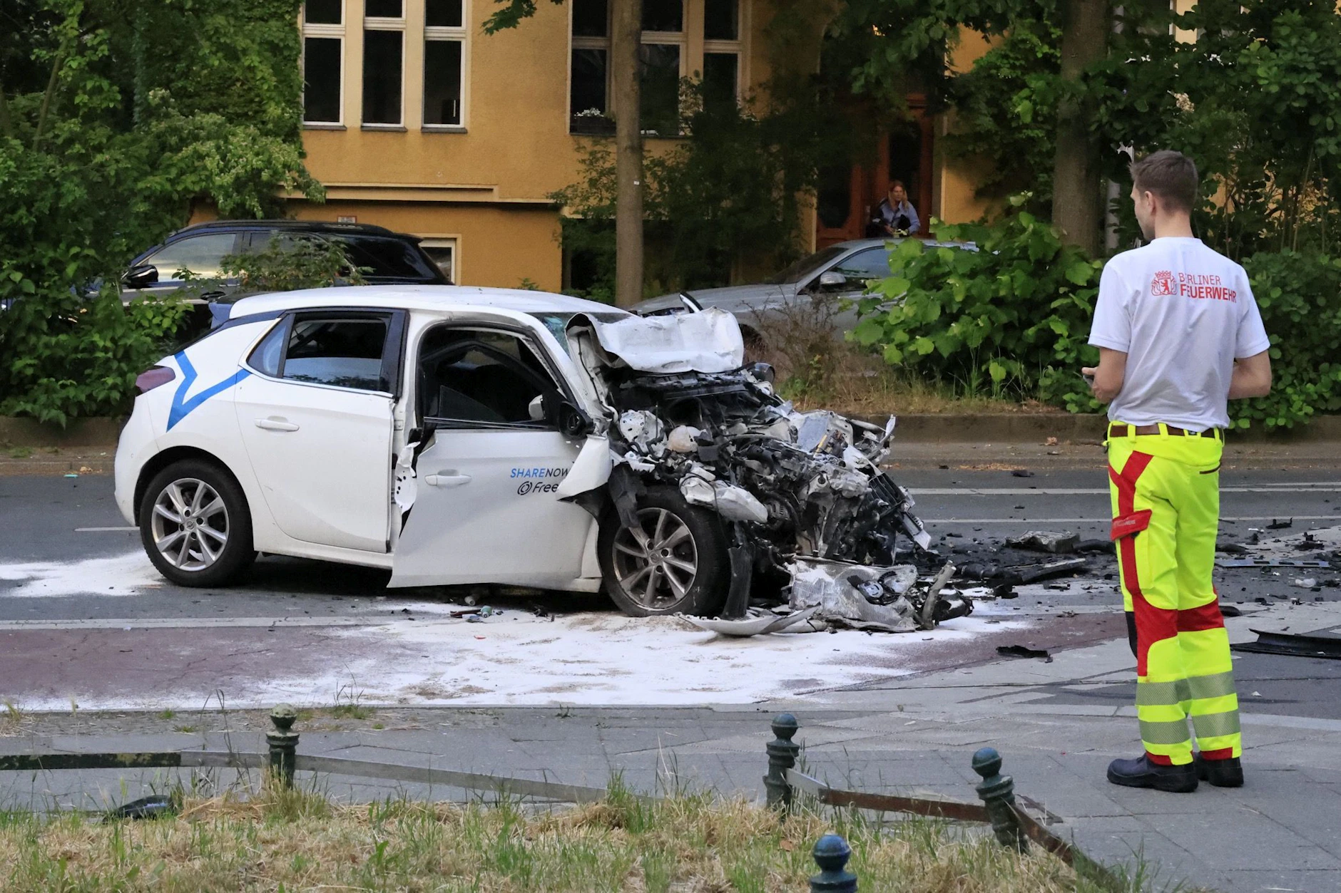 Mindestens zwei Unfallteilnehmer wurden bei dem Crash verletzt. Zusätzlich hat ein Kind, das Zeuge des Unfalls war, ein Knalltrauma erlitten.