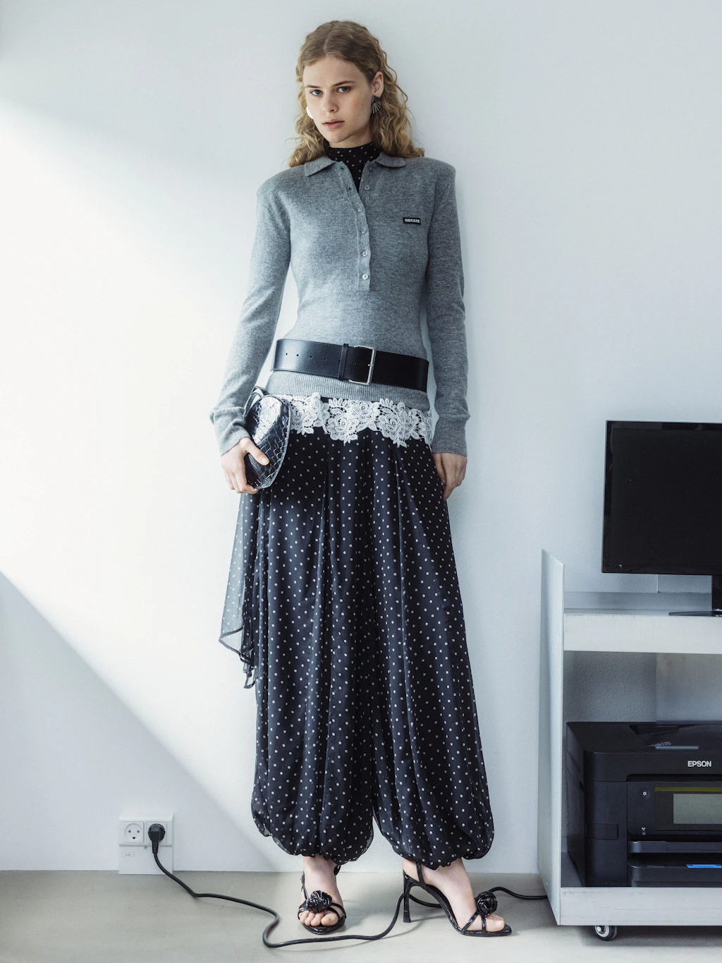Rotate setzt bei der Ballonhose auf Polka Dots – und zeigt, dass der Schnitt auch verspielt funktionieren kann.