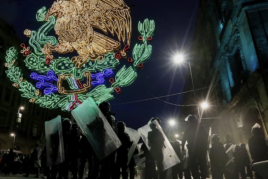 Zusammenstöße bei Gedenken an Tlatelolco-Massaker in Mexiko-Stadt mit Polizei.
