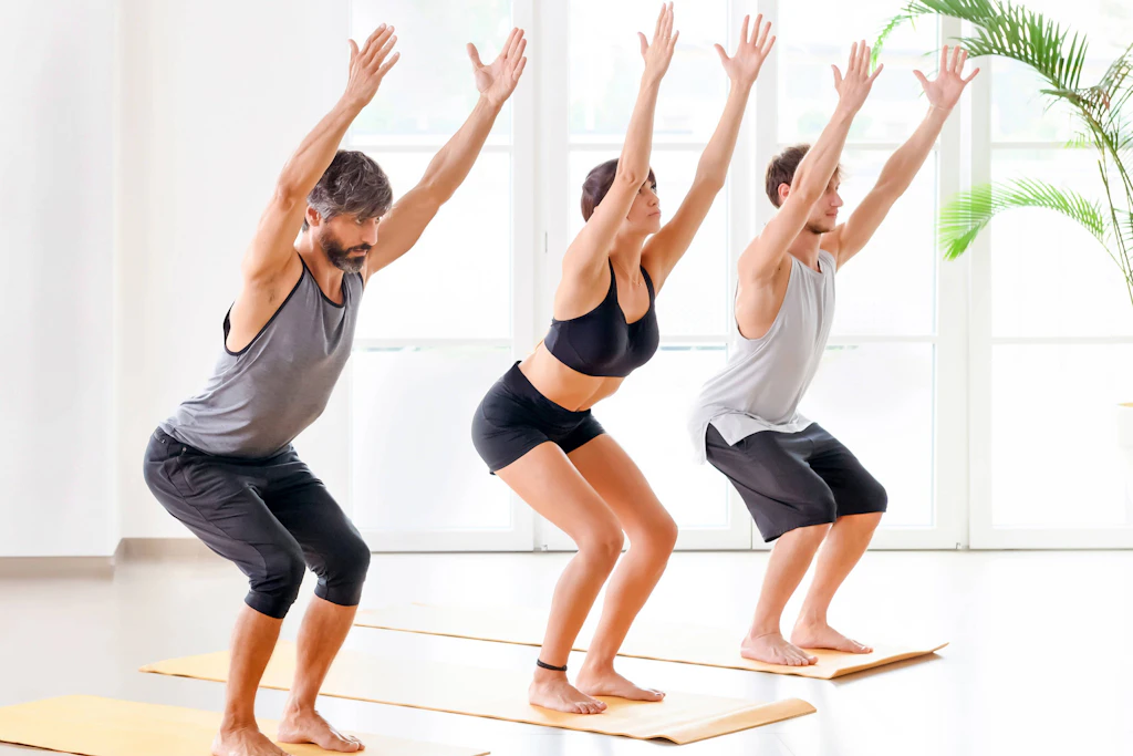 Utkatasana (die intensive „Stuhlhaltung“) trainiert den Po, stärkt die Oberschenkel und den Rücken.