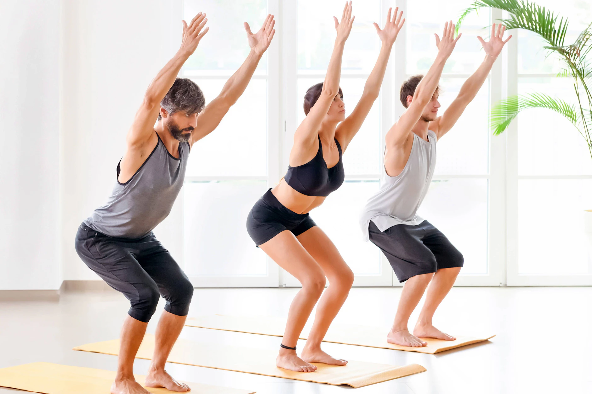 Utkatasana (die intensive „Stuhlhaltung“) trainiert den Po, stärkt die Oberschenkel und den Rücken.