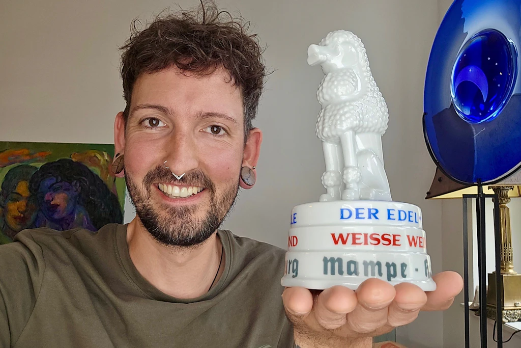 Der Schmuck- und Antiquitätenhändler Fabian Kahl von „Bares für Rares“ hält einen Porzellan-Pudel von&nbsp;Mampe in den Händen.