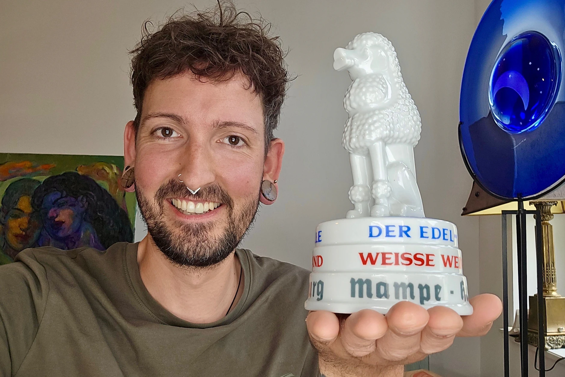 Der Schmuck- und Antiquitätenhändler Fabian Kahl von „Bares für Rares“ hält einen Porzellan-Pudel von&nbsp;Mampe in den Händen.