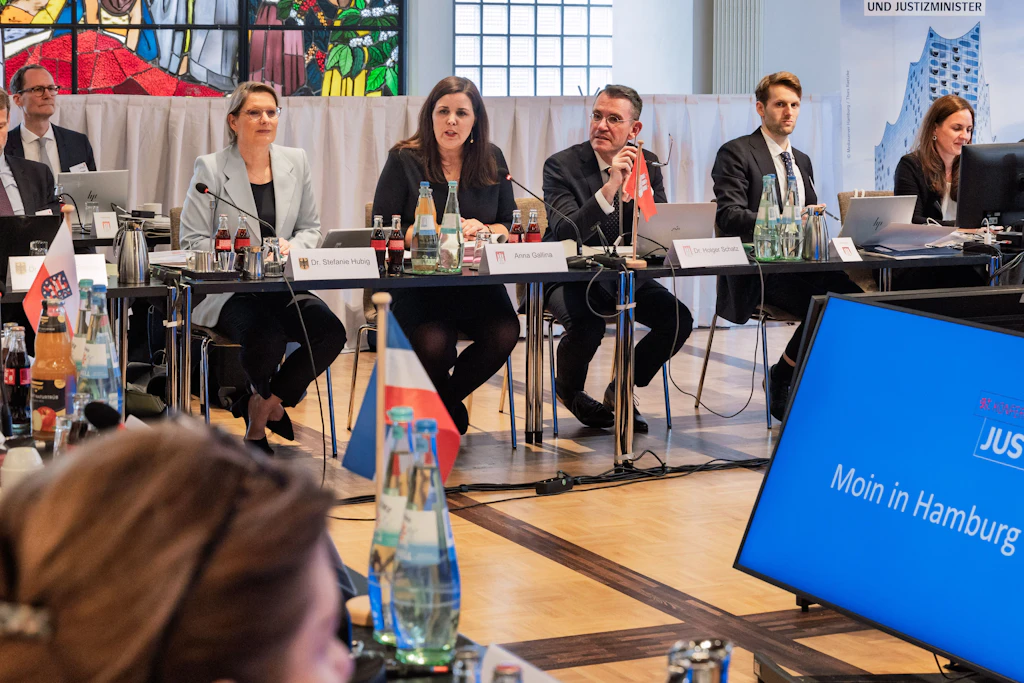 Die Justizministerkonferenz in Hamburg - Mit dabei:&nbsp;Bundesjustizministerin Stefanie Hubig (SPD, l.)