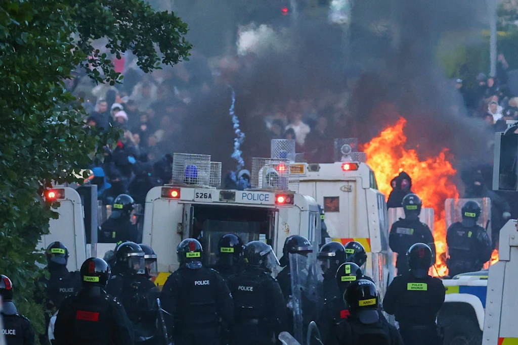 Zweite Krawallnacht in Belfast: Polizei zerstreut vermummte Menge nahe Asylunterkunft mit Wasserwerfer