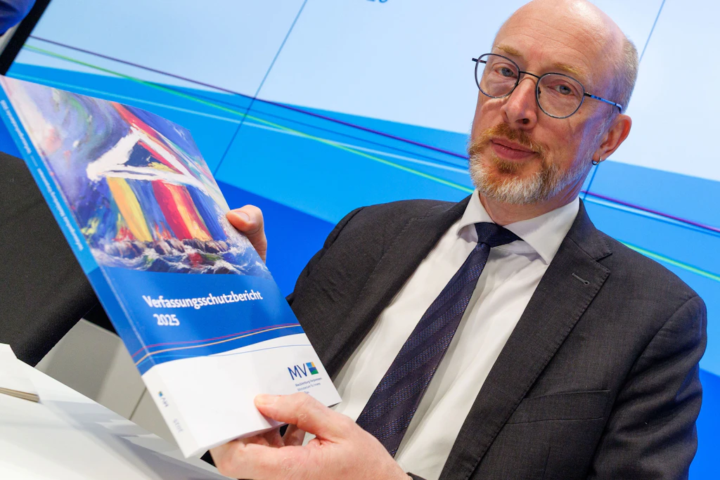 Innenminister Christian Pegel (SPD) hat den neuen Verfassungsschutzbericht für Mecklenburg-Vorpommern vorgestellt.