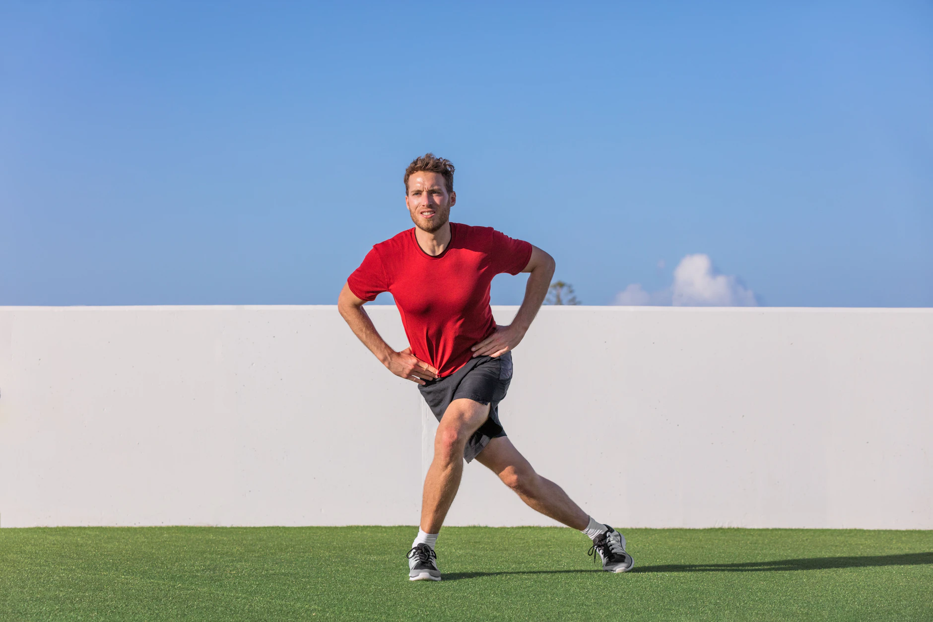Ins Knie gehen im gekreuzten Ausfallschritt – diese Übung ist etwas anspruchsvoller. Die Beine muss man jedoch nicht so stark kreuzen wie dieser Sportler.