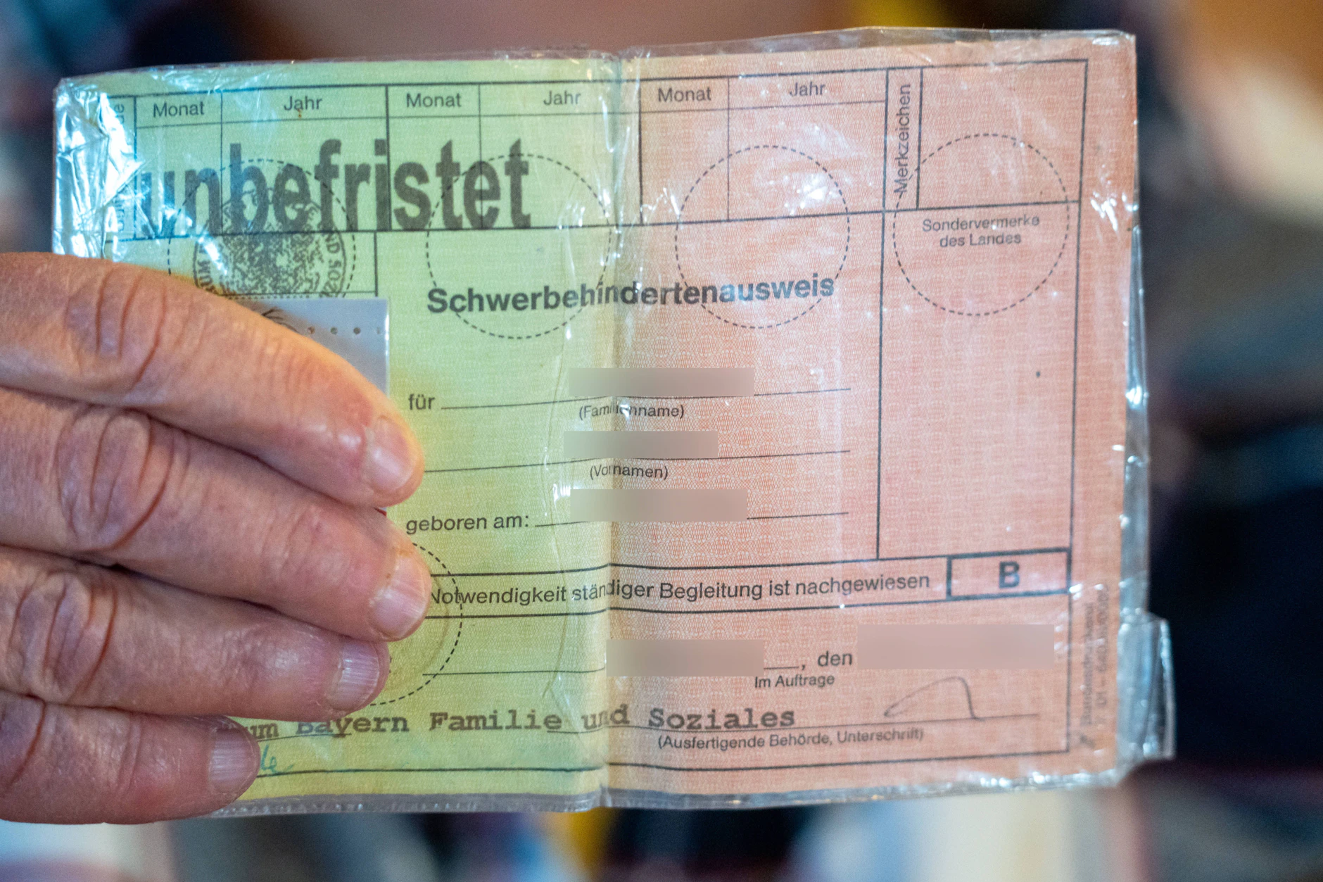 So kann ein unbefristeter Schwerbehindertenausweis aussehen. (Symbolbild)