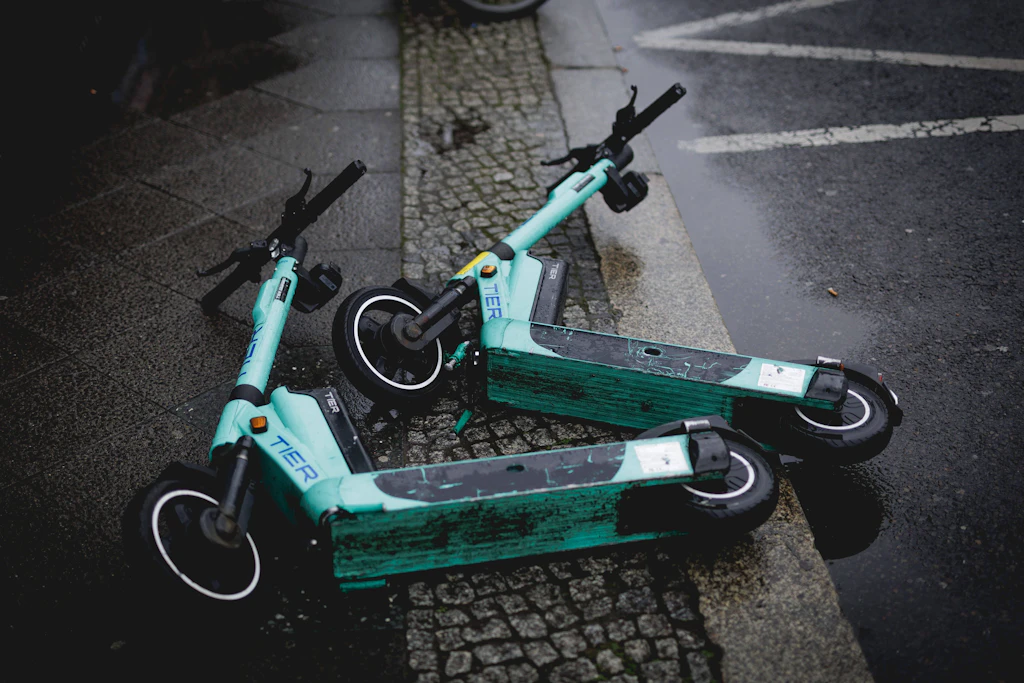 Ein häufiges Bild auch in Berlin: Zwei E-Scooter liegen auf einem Gehweg.