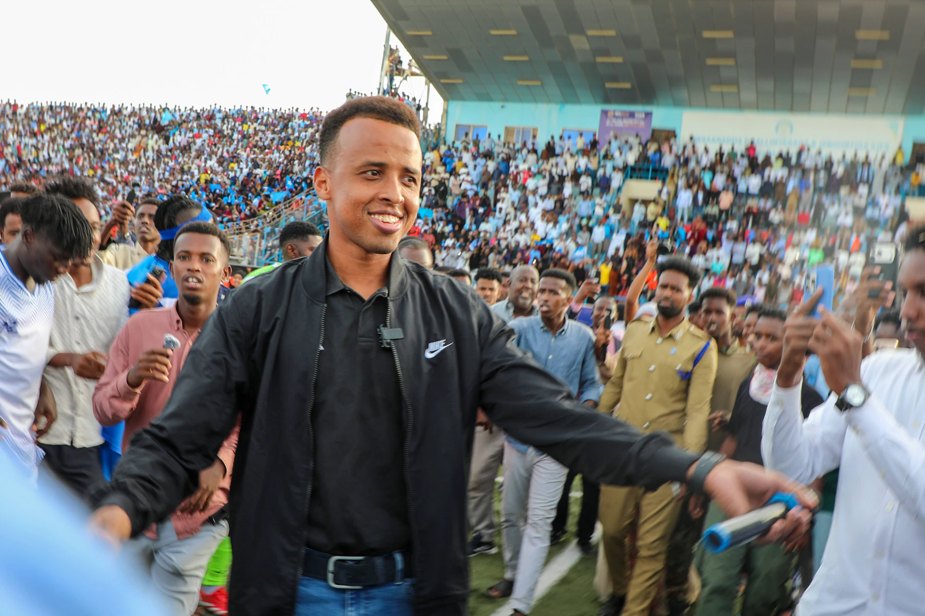 Fifa-Schiedsrichter Omar Artan wurde Mittwoch von den Fans in Somalia im Fußballstadion in Mogadischu gefeiert.