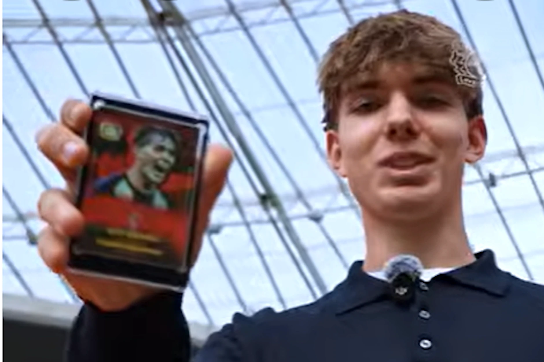 Bayer Leverkusen präsentierte Kennet Eichhorn in einem kurzen YouTube-Video, bei dem er seine Playercard zeigt.